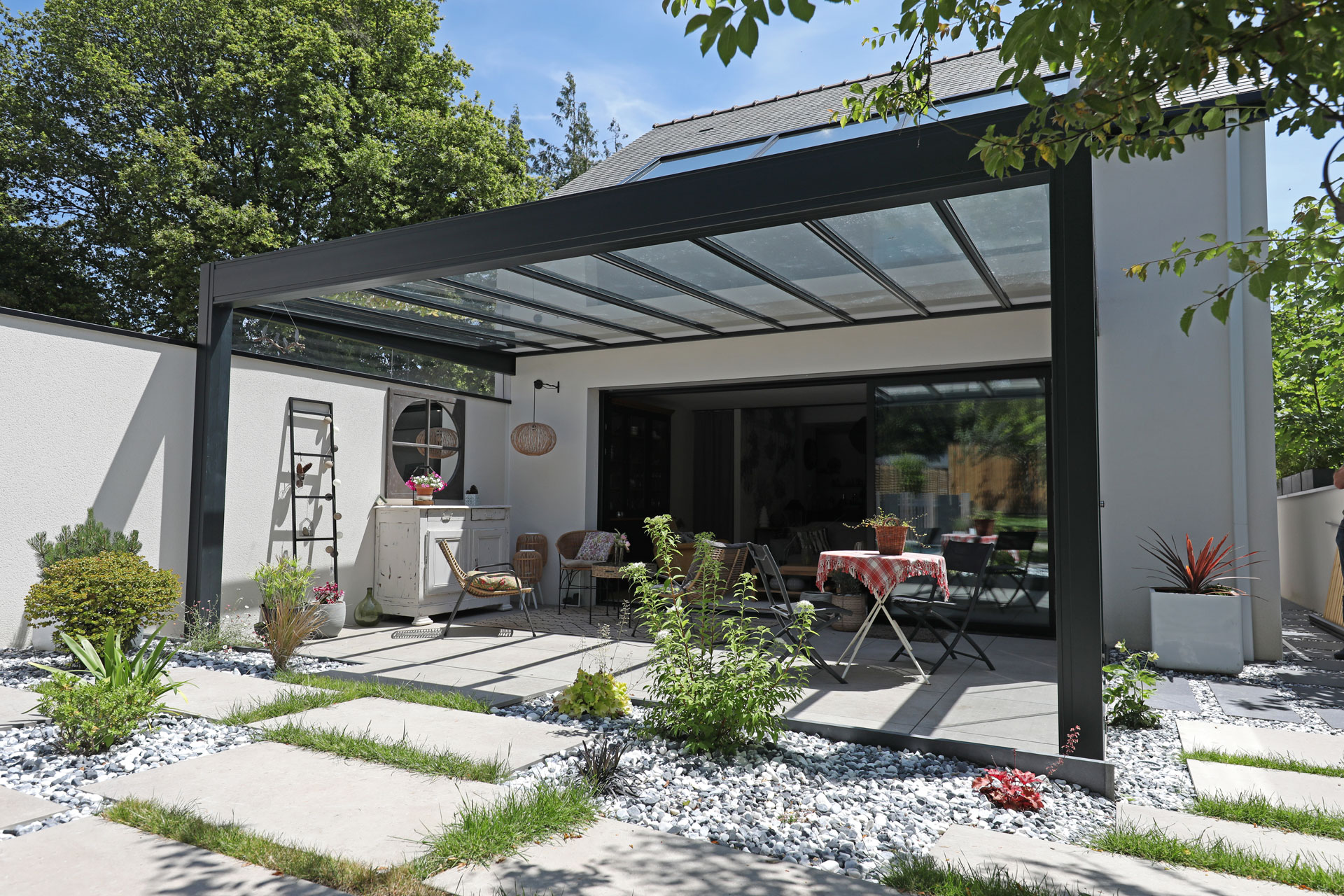 découvrez notre véranda angle, une solution élégante et moderne pour agrandir votre espace habitable tout en profitant de la lumière naturelle. créez un havre de paix à la jonction de vos espaces intérieurs et extérieurs.