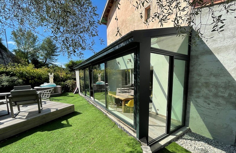 découvrez notre véranda d'angle, un espace unique qui combine luminosité et confort. parfaite pour agrandir votre maison, elle offre une vue panoramique sur votre jardin tout en étant un lieu idéal pour se détendre ou recevoir vos proches. explorez nos différentes options de conception pour personnaliser votre véranda selon vos envies.