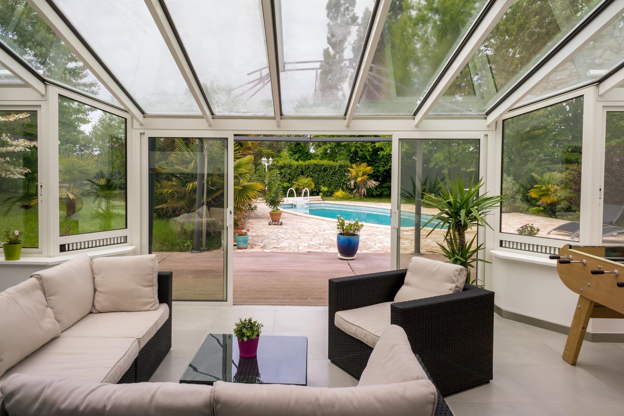 découvrez notre véranda en verre, une solution élégante et lumineuse pour embellir votre espace de vie. profitez d'une conception moderne qui allie confort et esthétisme, tout en créant un espace idéal pour se détendre ou recevoir.