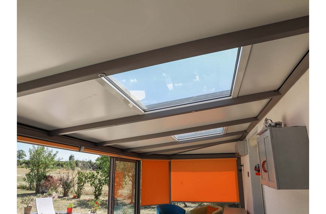 découvrez nos vérandas coulissantes qui allient esthétique et fonctionnalité. profitez d'un espace lumineux et ouvert sur votre jardin, tout en bénéficiant d'une isolation optimale. idéales pour créer une pièce conviviale et moderne, nos vérandas s'adaptent à tous vos besoins.