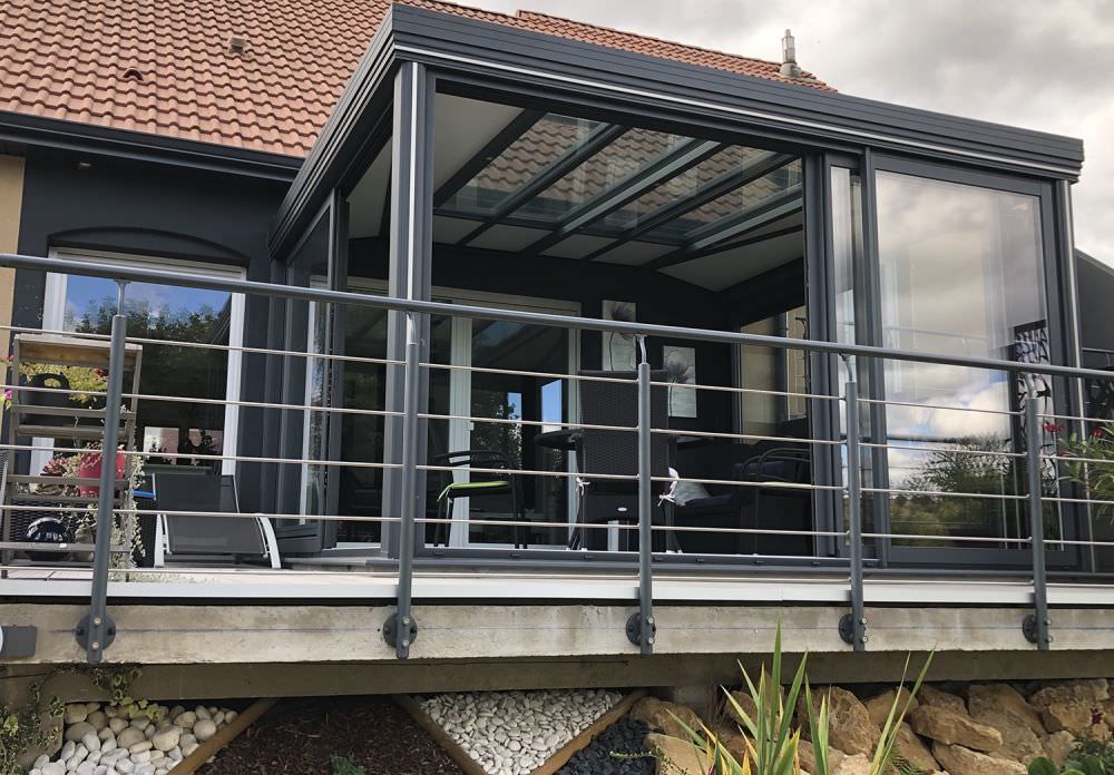 découvrez notre véranda coulissante, un espace lumineux et modulable qui transforme votre extérieur en un havre de paix. profitez de la beauté de la nature tout en restant protégé grâce à des matériaux de haute qualité et un design élégant. idéale pour toutes vos activités, elle vous offre confort et style. ne laissez pas le temps définir votre espace de vie !