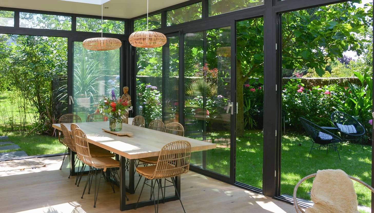 découvrez les avantages d'une véranda en verre, une solution élégante et lumineuse pour agrandir votre espace de vie tout en profitant de la vue sur votre jardin. idéale pour recevoir, se détendre ou travailler, la véranda en verre allie esthétique et confort.