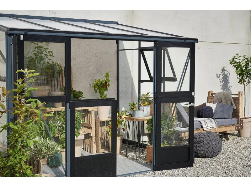 découvrez notre véranda en verre, un espace lumineux et élégant qui vous permet de profiter de la nature tout en étant à l'intérieur. idéale pour se détendre, recevoir ou aménager un bureau, notre véranda allie esthétique moderne et confort. transformez votre maison en ajoutant cette extension unique qui valorise votre patrimoine et votre quotidien.