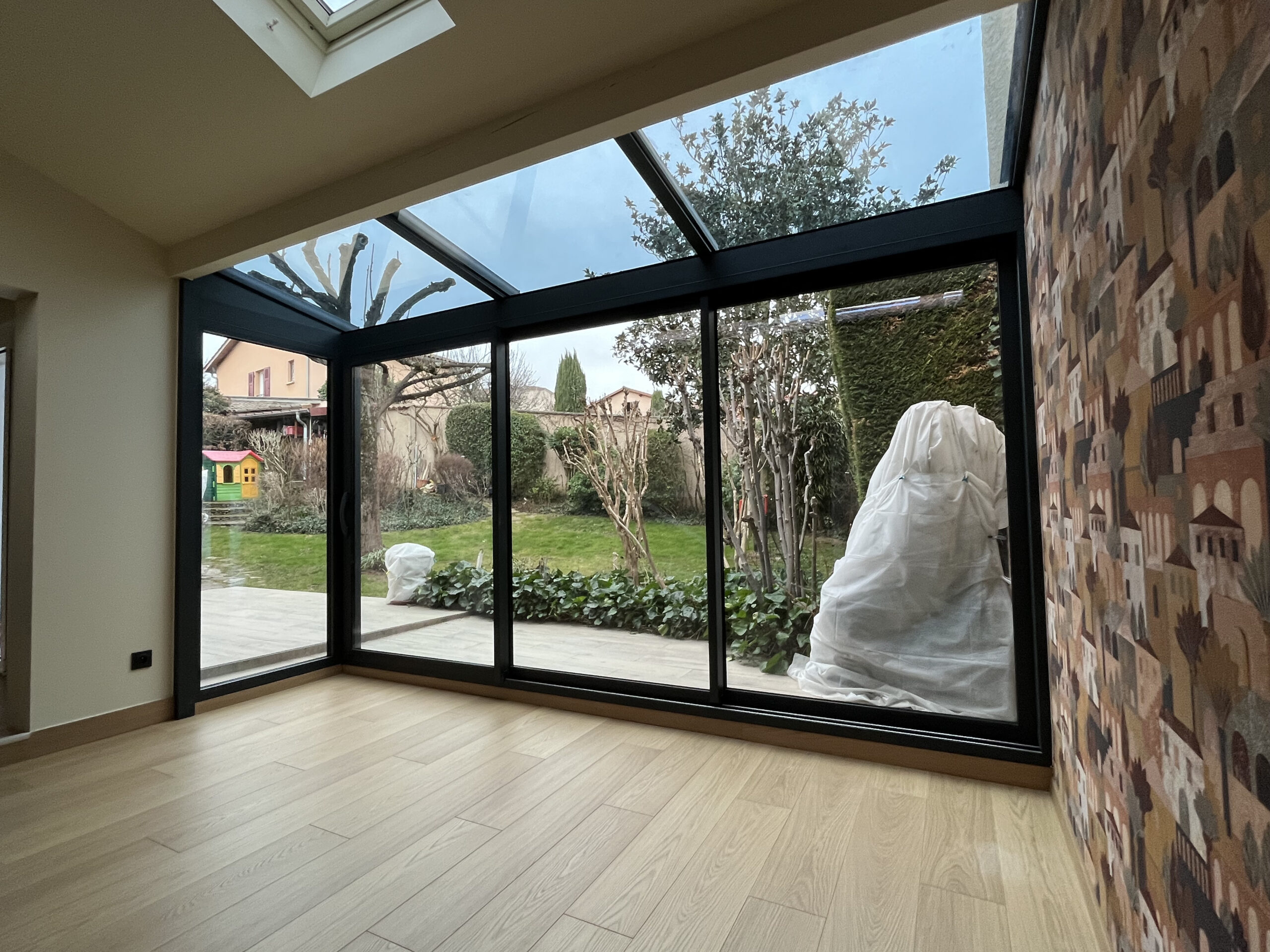 découvrez l'élégance et la luminosité d'une véranda en verre, un espace de vie innovant qui vous permet de profiter de la nature tout en restant confortablement à l'intérieur. transformez votre maison avec une véranda sur mesure, idéale pour se détendre, recevoir ou profiter de moments en famille.