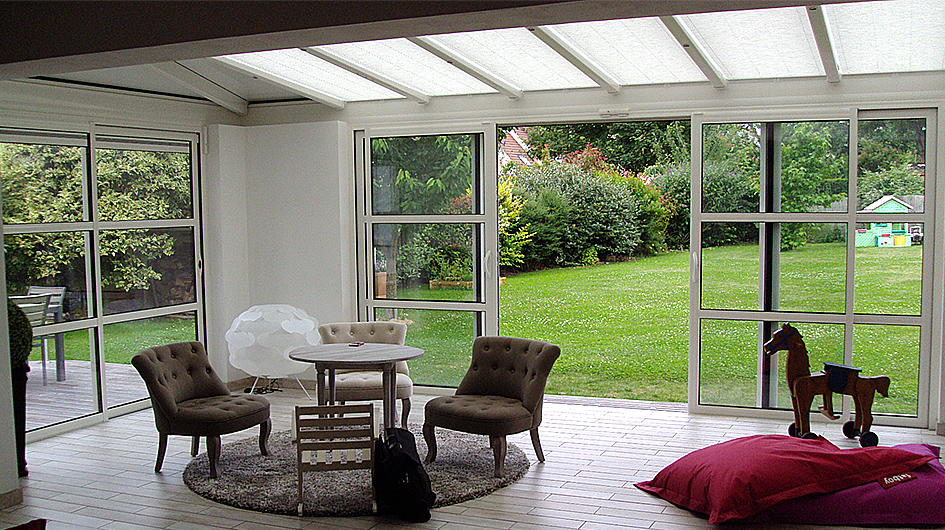 découvrez notre gamme de vérandas en verre, alliant élégance et luminosité. transformez votre espace de vie avec ces structures modernes qui maximisent la lumière naturelle tout en offrant une vue imprenable sur votre jardin. idéales pour se détendre ou recevoir, nos vérandas en verre sont conçues pour s'intégrer parfaitement à votre maison.