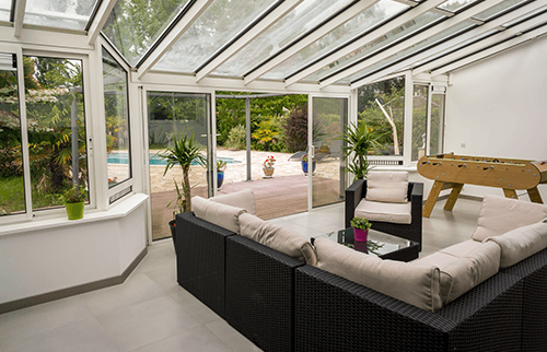 découvrez l'élégance et la luminosité d'une véranda en verre, un espace de vie idéal pour profiter de votre jardin tout en étant protégé des intempéries. transformez votre maison avec cette extension moderne et esthétique, parfaite pour la détente ou les moments en famille.