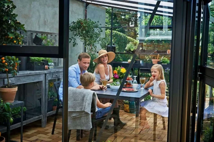 découvrez notre sélection de vérandas en verre alliant élégance et luminosité. transformez votre espace de vie avec une veranda contemporaine qui vous permettra de profiter de la nature tout en restant à l'abri des intempéries.