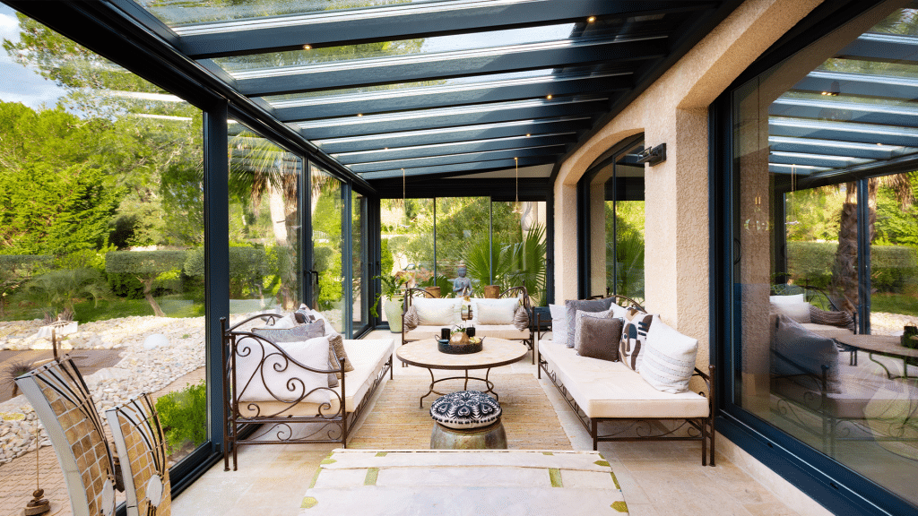 découvrez notre véranda solaire, un espace lumineux et écologique qui allie confort et design. profitez de la chaleur naturelle du soleil tout en réduisant votre empreinte carbone. transformez votre maison avec une véranda qui maximise l'efficacité énergétique et embellit votre environnement.