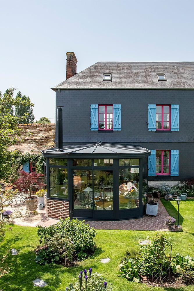 découvrez notre véranda terrasse, un espace de vie lumineux et chaleureux qui allie confort et esthétisme. profitez de votre extérieur en toutes saisons grâce à des solutions innovantes et sur mesure. transformez votre maison avec un ajout qui sublime votre jardin tout en augmentant la valeur de votre propriété.