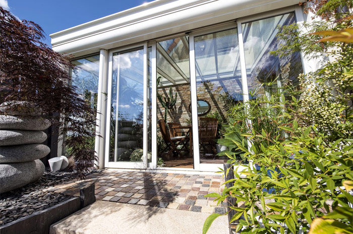 découvrez comment une véranda toit peut transformer votre espace de vie. profitez de la lumière naturelle tout en restant protégé des intempéries. explorez les différents styles et matériaux pour créer une véranda sur mesure qui embellira votre maison.