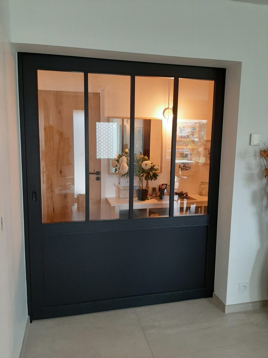 découvrez notre vérrière coulissante, alliant élégance et praticité pour optimiser l'espace de votre intérieur tout en permettant une luminosité optimale. parfaite pour séparer les pièces avec style, elle s'intègre harmonieusement dans tout type de décoration.