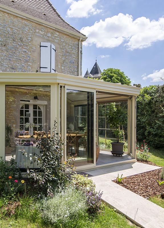 découvrez notre véranda d'angle, une solution parfaite pour profiter de votre espace extérieur tout en ajoutant une touche moderne à votre maison. idéale pour maximiser la lumière naturelle, elle s'intègre harmonieusement à votre environnement. transformez votre intérieur avec élégance grâce à notre gamme de vérandas sur mesure.