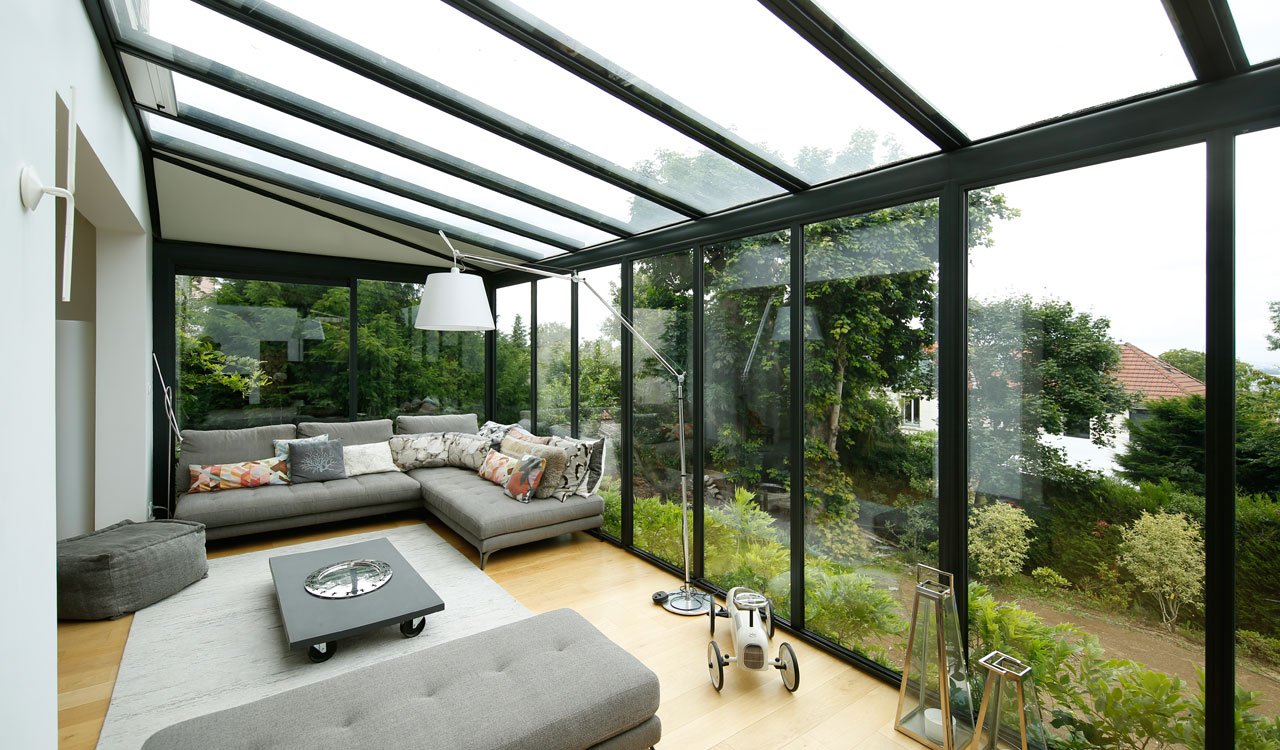 découvrez nos vérandas sur mesure, conçues pour s'intégrer parfaitement à votre espace de vie. profitez d'une luminosité optimale et d'un confort inégalé, tout en ajoutant une touche d'élégance à votre maison.