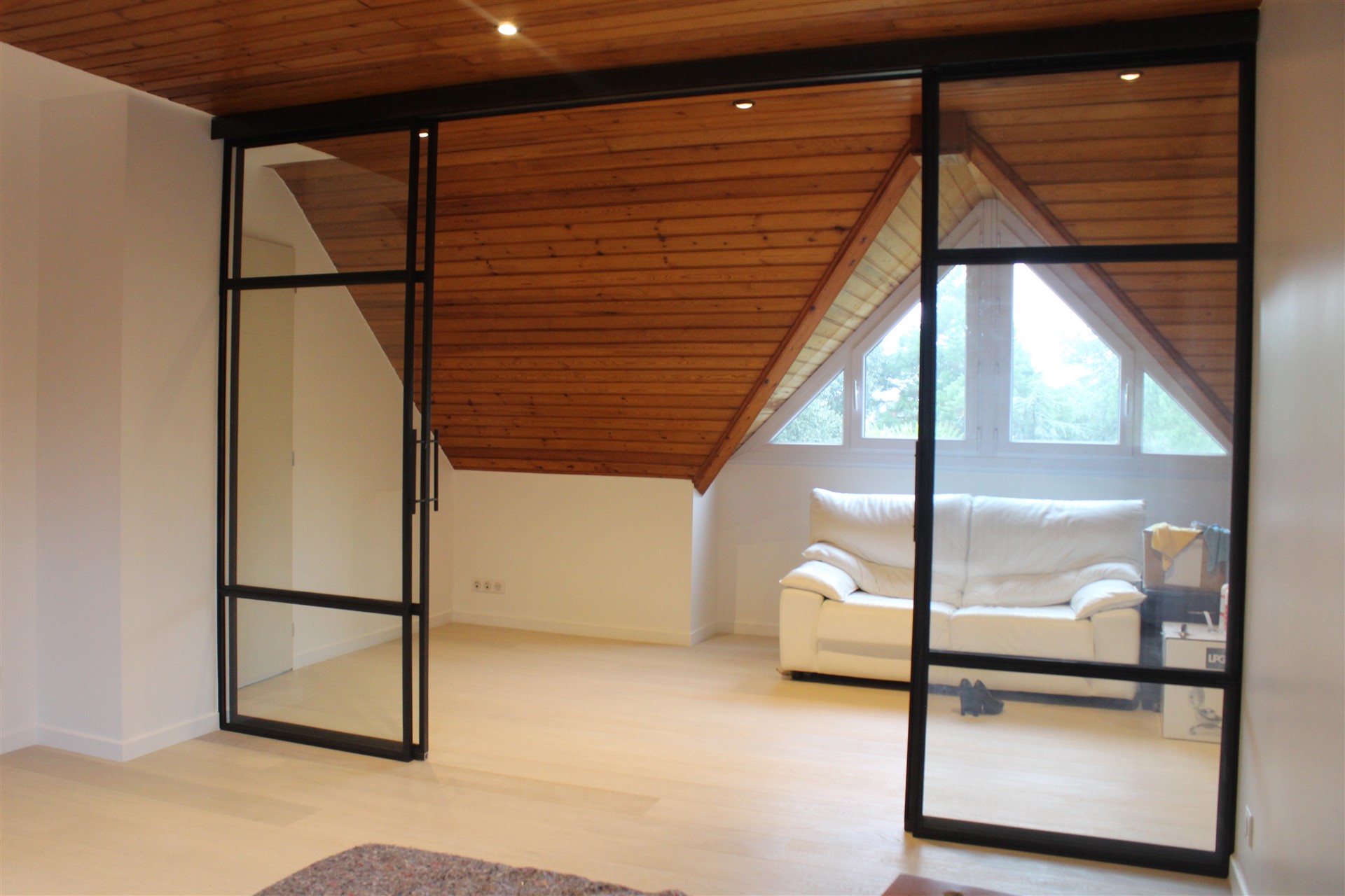 découvrez nos vérrières fixes, alliant esthétisme et transparence pour sublimer vos espaces. parfaites pour apporter luminosité et modernité à votre intérieur, nos vérrières fixes sont conçues sur mesure pour s'adapter à tous vos projets de décoration.