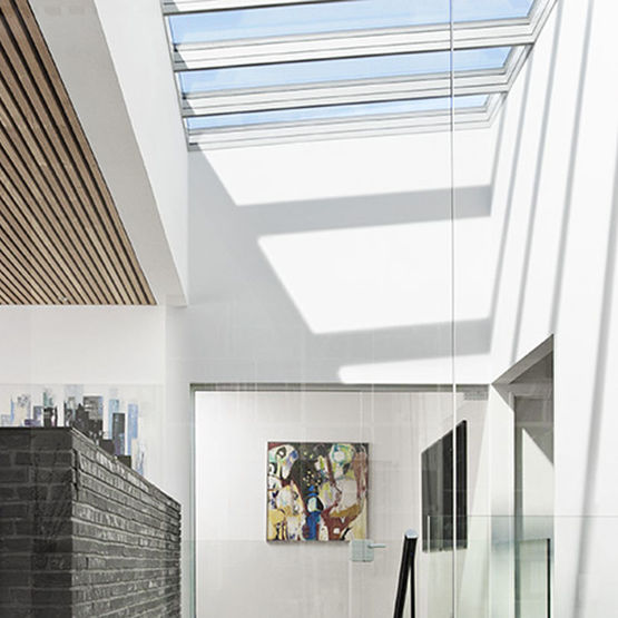 découvrez nos vérrières motorisées, une solution élégante et moderne pour optimiser l'éclairage naturel de votre espace tout en offrant un confort maximal grâce à un contrôle à distance. idéales pour les maisons contemporaines et les projets de rénovation, nos vérrières allient design et fonctionnalité.