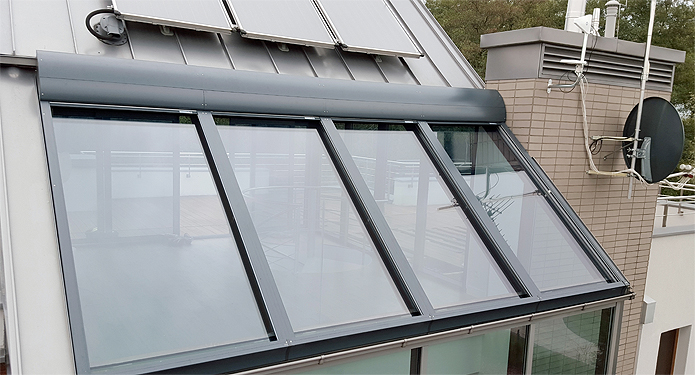 découvrez notre vérrière motorisée, alliant design moderne et confort optimal. profitez d'une solution innovante pour réguler la lumière et la ventilation de vos espaces, tout en ajoutant une touche d'élégance à votre intérieur. idéale pour les vérandas et les terrasses, cette vérrière s'active facilement grâce à un motorisation silencieuse et performante.