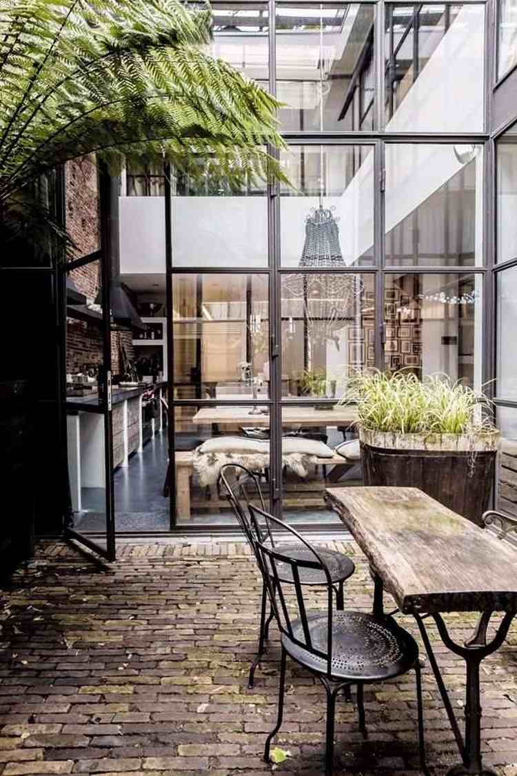 découvrez comment sublimer votre terrasse avec une magnifique verrière. alliez esthétique et confort tout en profitant de la luminosité naturelle. transformez votre espace extérieur en un havre de paix moderne.