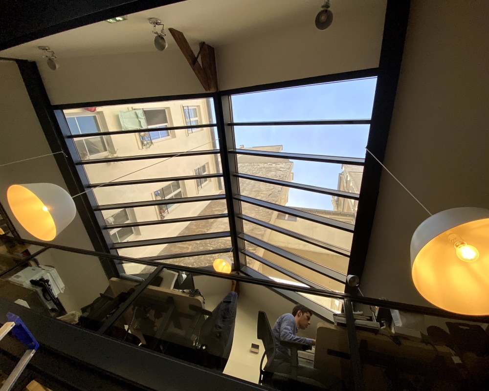 découvrez les avantages d'une verrière de toit : apportez luminosité et élégance à votre intérieur tout en profitant de panoramas vertigineux. transformez votre espace de vie avec cette solution architecturale moderne.