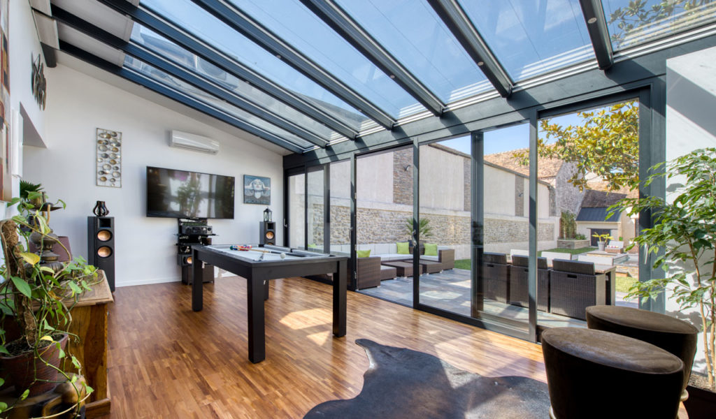 découvrez l'élégance et la luminosité qu'apporte une verrière de toit à votre espace. idéale pour aménager une extension ou agrandir visuellement une pièce, elle vous offre un style contemporain tout en optimisant la lumière naturelle.