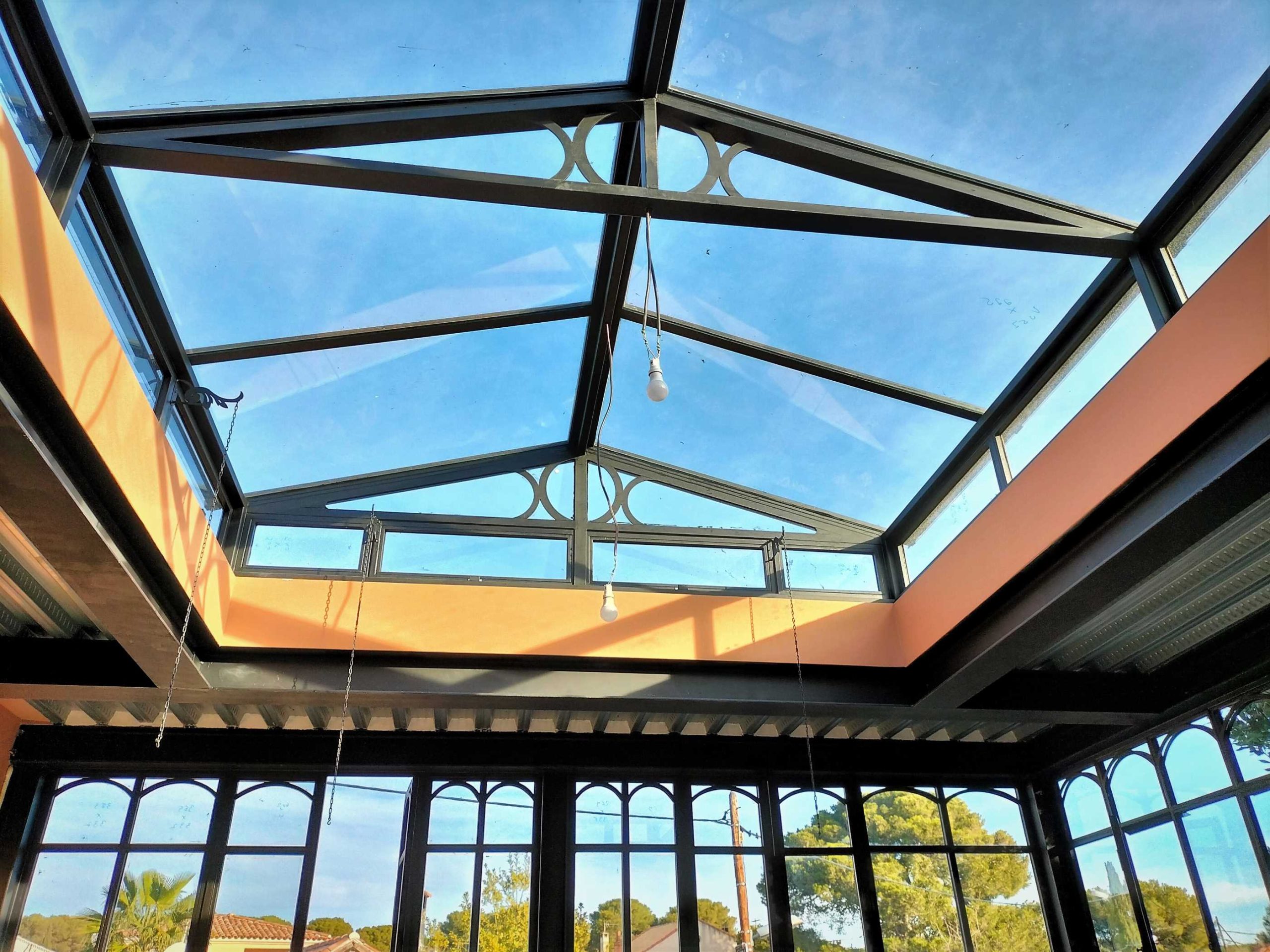 découvrez nos verrières de toit, une solution élégante pour apporter luminosité et style à votre habitat. profitez d'une vue panoramique tout en protégeant votre intérieur des intempéries. optez pour la modernité et transformez votre espace avec nos modèles sur mesure.