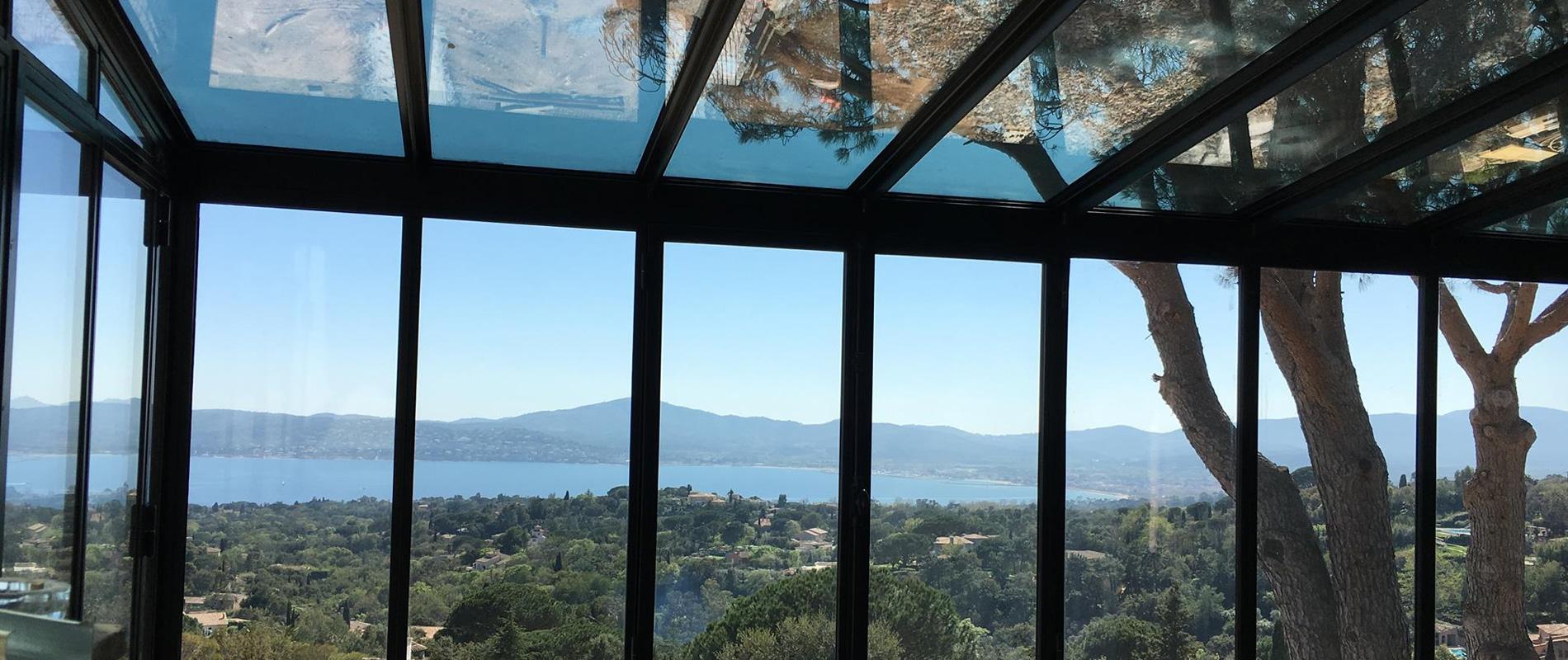 découvrez notre sélection de vérandas et verrières de toit sur mesure à paris, alliant élégance et luminosité pour transformer votre espace de vie. profitez d'une vue imprenable et d'une ambiance chaleureuse, tout en ajoutant une touche de modernité à votre intérieur.