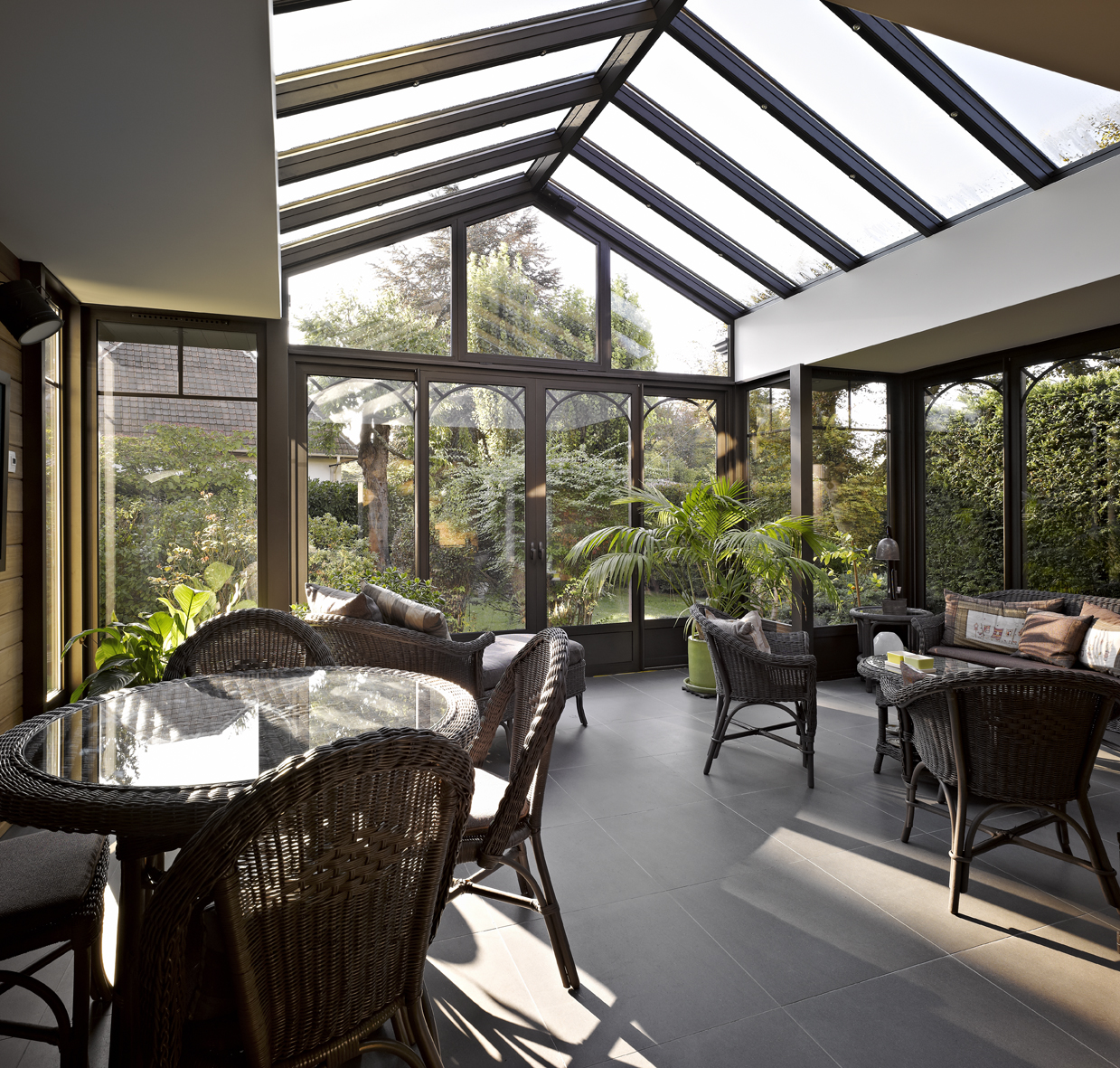 découvrez l'élégance et la luminosité qu'apporte une verrière toit à votre espace. idéale pour transformer votre intérieur, cette solution allie design moderne et efficacité énergétique, tout en créant une ambiance chaleureuse et ouverte sur le ciel.