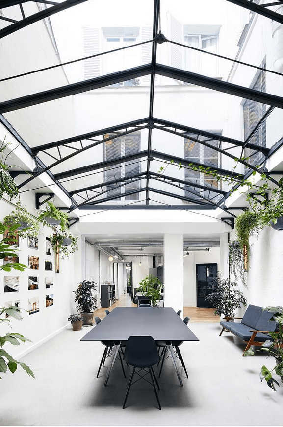 découvrez l'élégance et la luminosité d'une verrière de toit, idéale pour embellir votre intérieur tout en maximisant l'apport naturel de lumière. transformez votre espace de vie avec ce choix à la fois esthétique et fonctionnel.