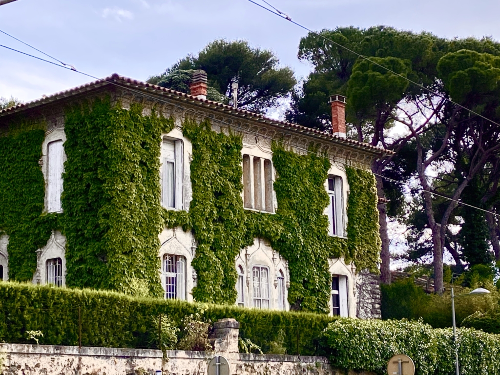 découvrez notre villa d'exception à montpellier : un toit spacieux offrant une vue imprenable, idéal pour des moments de détente et de convivialité. profitez d'un cadre de vie unique alliant confort moderne et charme méditerranéen.