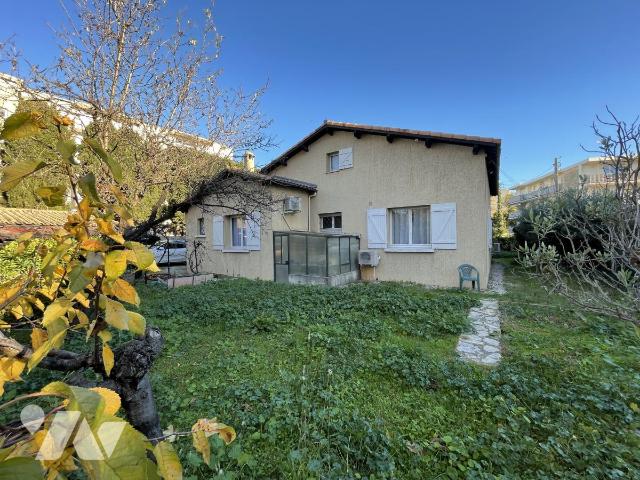 découvrez une villa d'exception à montpellier : un toit élégant, des espaces lumineux et une vue imprenable. parfait pour savourer le soleil du sud et profiter d'un cadre de vie agréable.