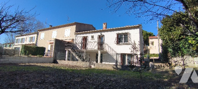 découvrez notre villa avec toit terrasse à montpellier, un espace de vie moderne alliant confort et élégance. profitez de vues imprenables et d'une localisation idéale à proximité des commodités. parfait pour un cadre de vie paisible et raffiné.