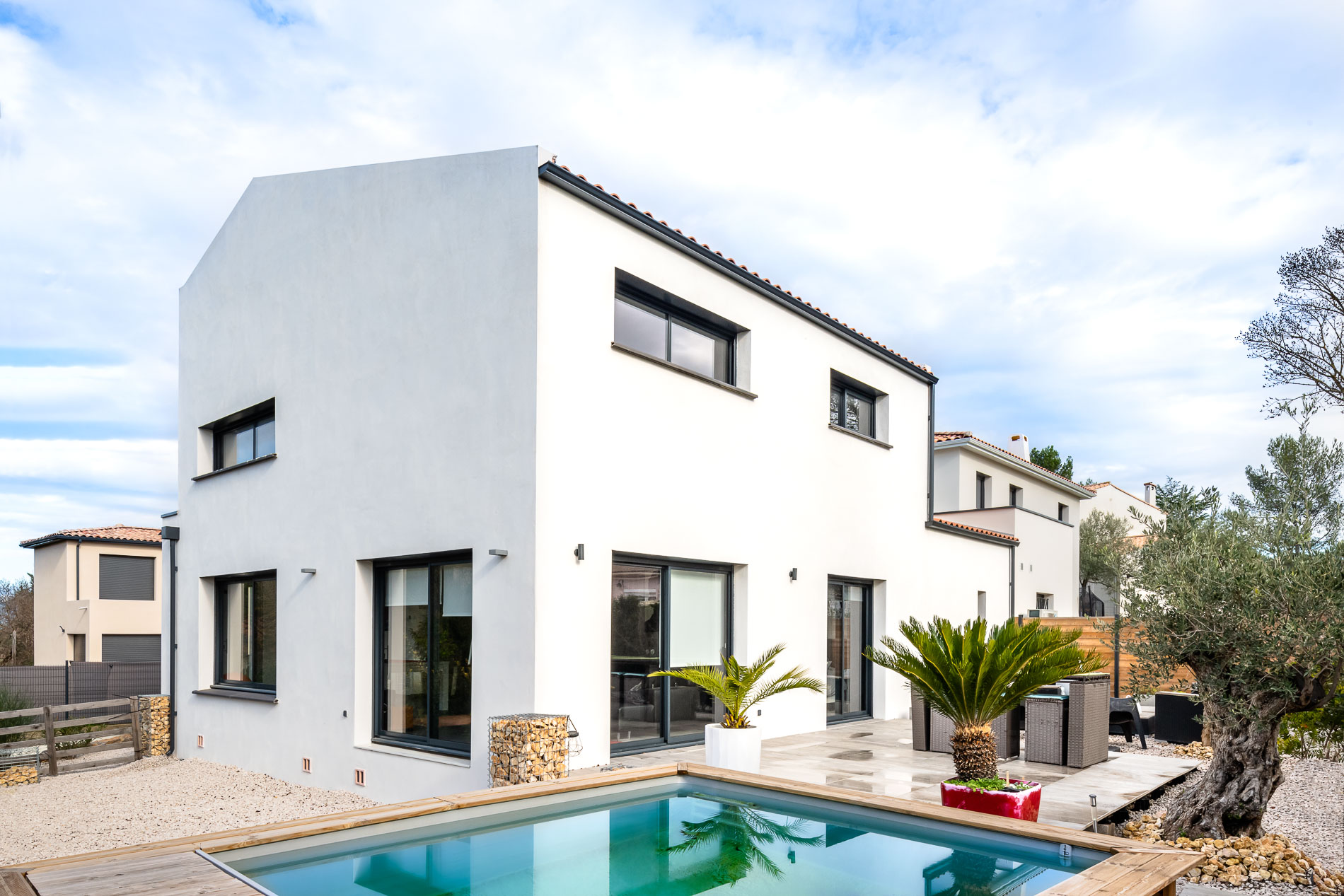 découvrez notre villa en toit à montpellier, un oasis de confort et de modernité. profitez d'une vue imprenable, d'un espace de vie lumineux et de finitions haut de gamme. idéale pour des moments de détente ou des réceptions entre amis, cette villa allie charme et élégance au cœur de montpellier.