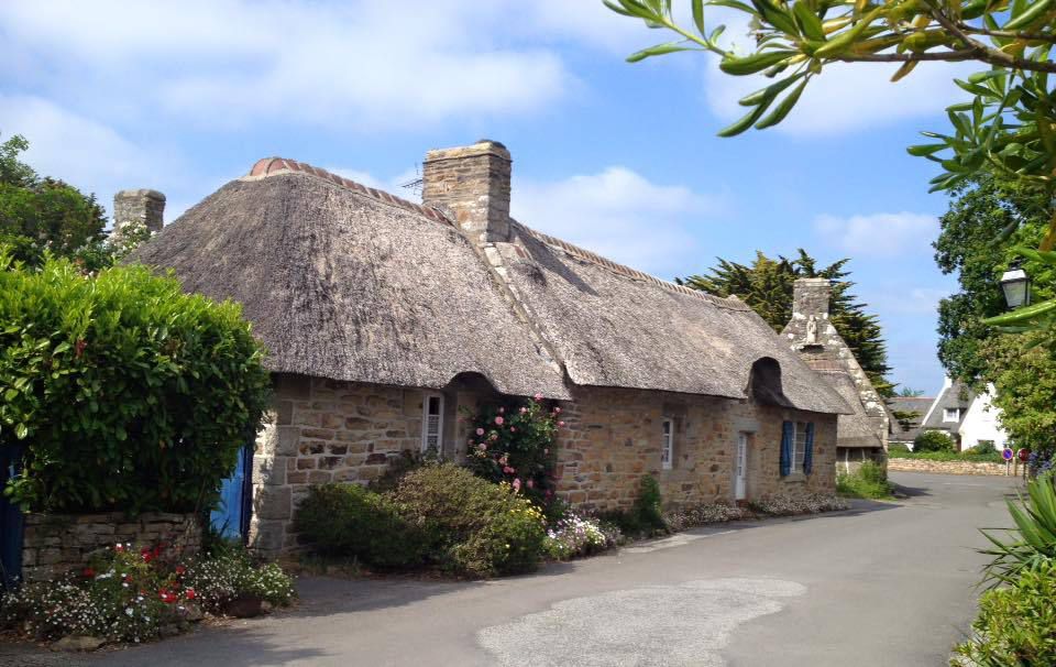 découvrez le village pittoresque de chaume en bretagne, un endroit où charme et authenticité se rencontrent. explorez ses ruelles fleuries, profitez de ses paysages époustouflants et plongez dans la culture bretonne.