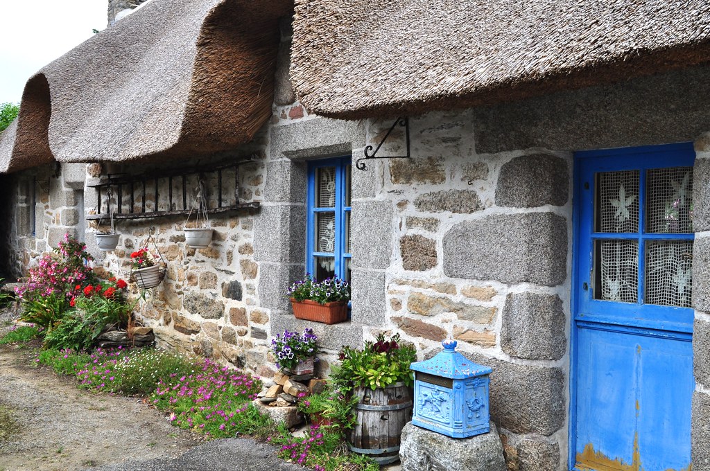découvrez le charmant village de chaume en bretagne, un écrin de nature préservée où l'authenticité se mêle à la beauté des paysages bretons. explorez ses ruelles pittoresques, savourez ses spécialités culinaires et laissez-vous séduire par la culture locale. une destination idéale pour les amoureux de la bretagne !
