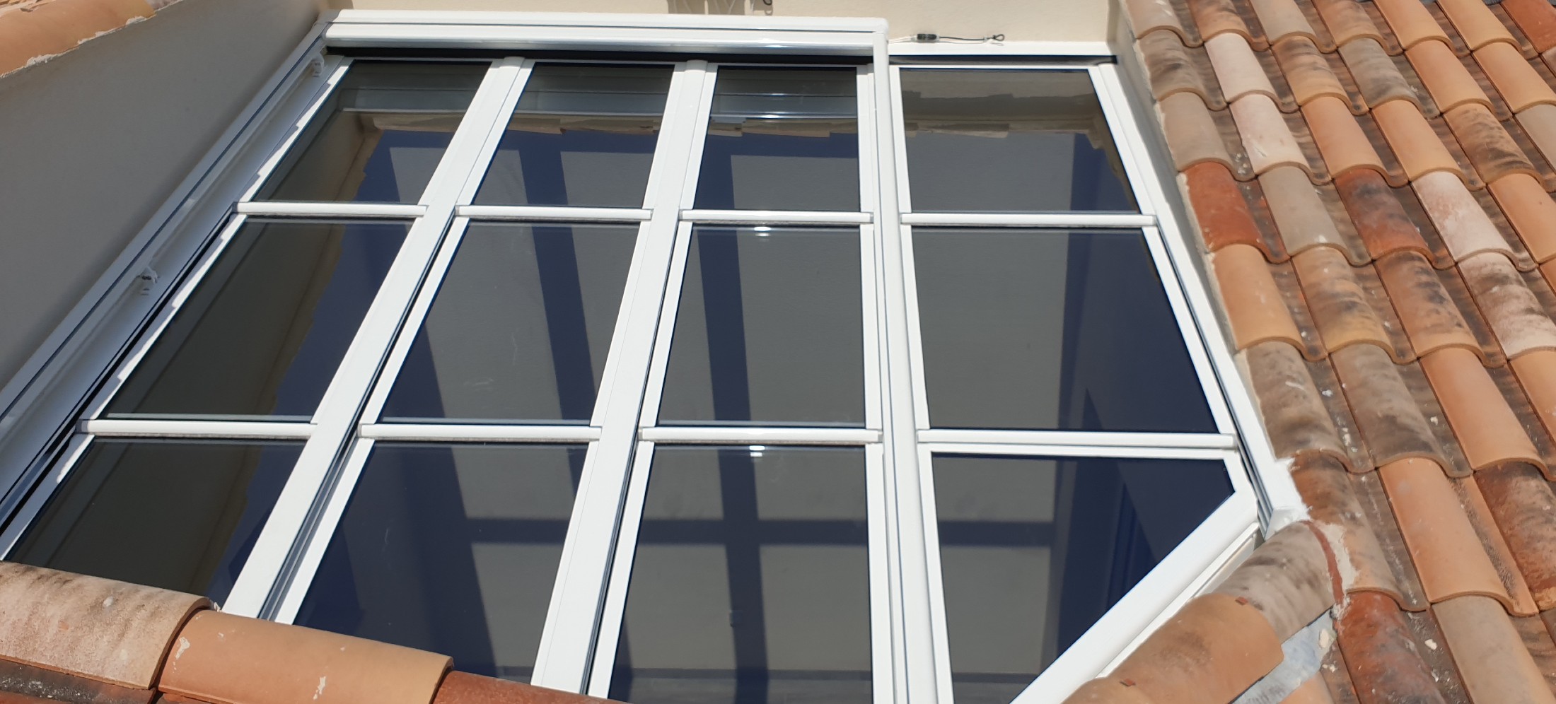 découvrez notre gamme de vitres de toit, conçues pour apporter lumière naturelle et esthétique à votre intérieur. profitez d'une vue imprenable tout en bénéficiant d'une isolation optimale. idéales pour les vérandas, extensions et maisons modernes.