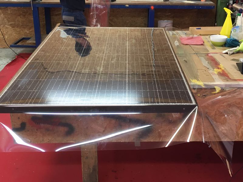 découvrez comment les vitres équipées de panneaux solaires peuvent transformer votre espace en une source d'énergie durable tout en optimisant l'efficacité énergétique de votre maison. profitez de la lumière naturelle tout en réduisant votre empreinte carbone et vos factures d'électricité.