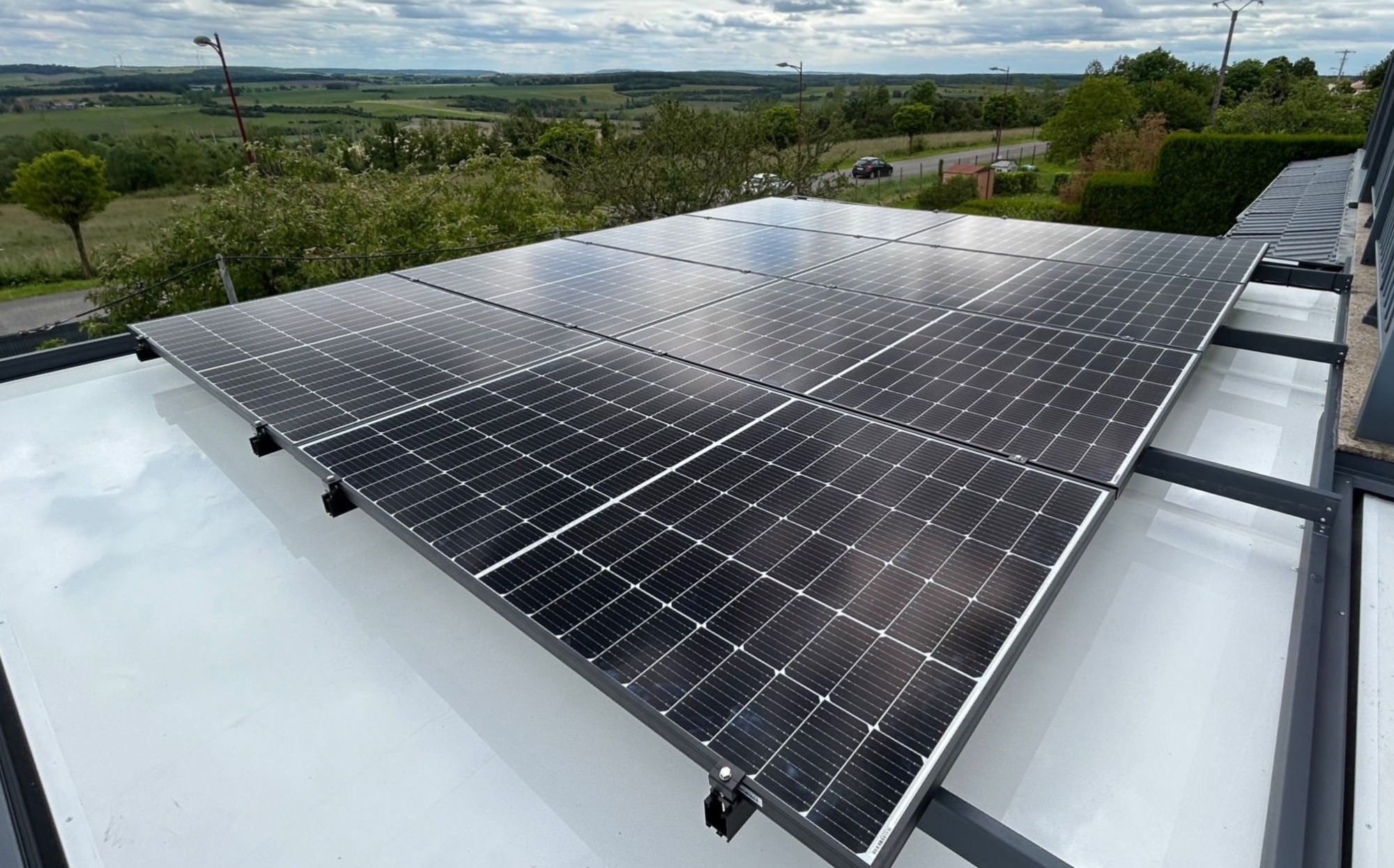 découvrez nos vitres photovoltaïques éco-responsables qui allient innovation et respect de l'environnement. profitez d'une solution énergétique durable tout en embellissant votre habitat grâce à des produits esthétiques et performants.