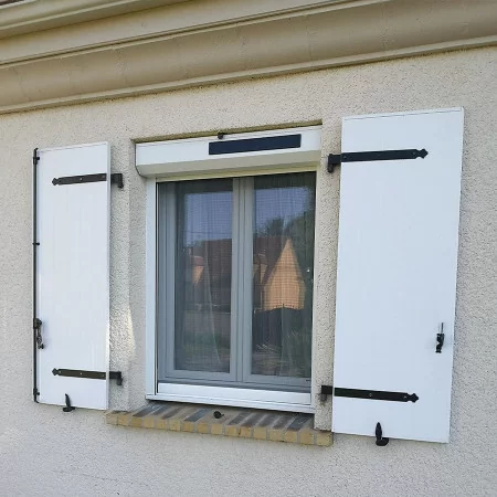découvrez les volets roulants solaires, une solution écologique et économique pour préserver votre confort tout en réduisant votre consommation d'énergie. profitez d'une installation facile et d'un fonctionnement autonome grâce à l'énergie solaire.