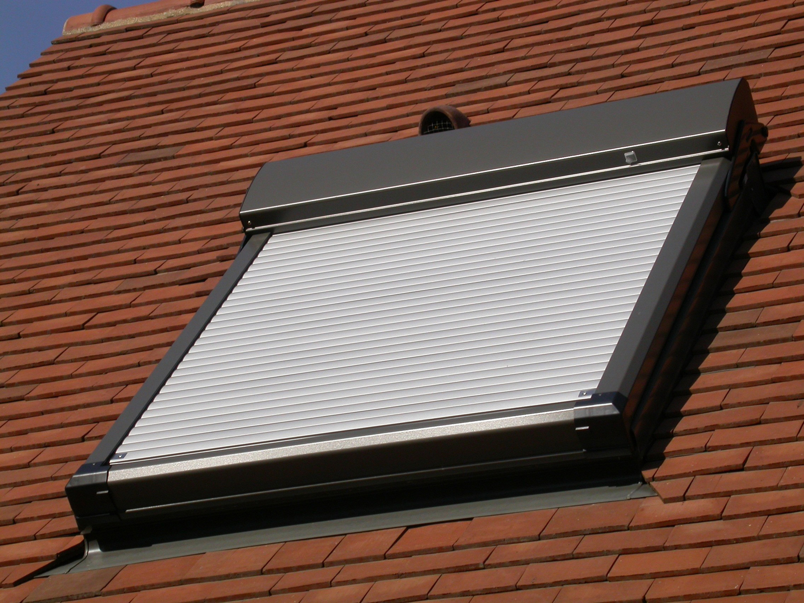 découvrez notre sélection de volets de toit, alliant esthétisme et fonctionnalité. protégez votre maison des intempéries tout en bénéficiant d'une isolation optimale. idéaux pour embellir vos espaces sous toiture, nos volets sont fabriqués avec des matériaux de qualité pour une durabilité maximale.