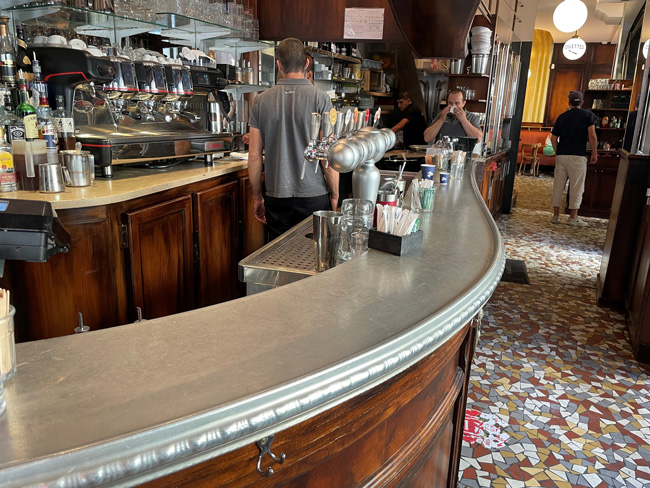 découvrez zinc paris, un lieu unique où l'art de la gastronomie rencontre l'élégance parisienne. savourez des plats raffinés, des boissons artisanales et une ambiance chaleureuse au cœur de la capitale.