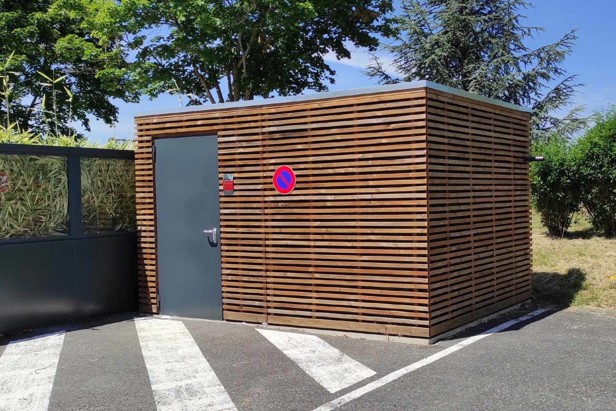 découvrez notre abri de jardin en bois avec toit plat, alliant design moderne et fonctionnalité. idéal pour optimiser votre espace extérieur, cet abri vous permettra de stocker vos outils tout en embellissant votre jardin. fabriqué en matériaux durables, il résistera aux intempéries et s'intégrera parfaitement à votre environnement.