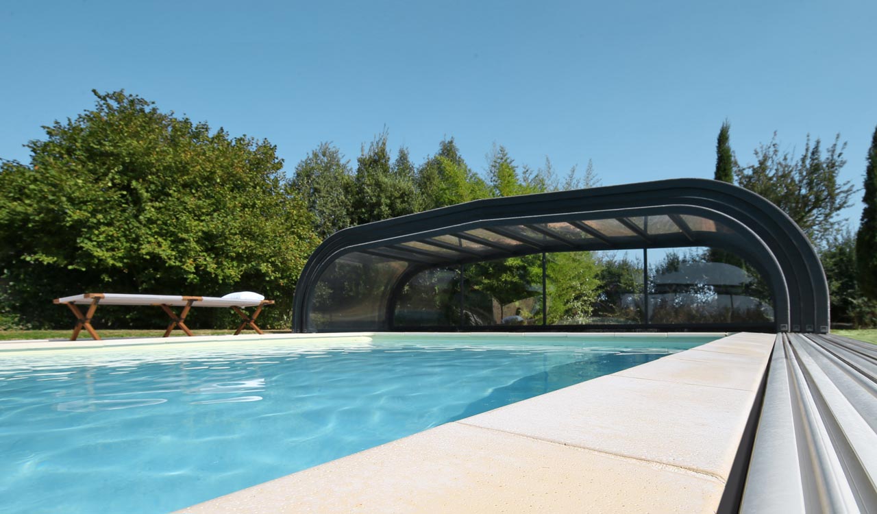 découvrez nos abris en polycarbonate, alliant résistance et élégance pour protéger vos espaces extérieurs tout en laissant passer la lumière. idéal pour les jardins, terrasses ou piscines, ces abris offrent durabilité et style en toutes saisons.