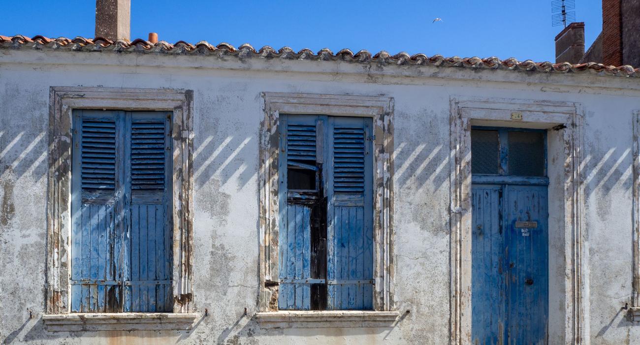 découvrez une analyse approfondie de l'œuvre 'quatre murs et un toit', explorant ses thèmes, ses personnages et son impact dans le paysage littéraire. plongez dans les subtilités de cette création et comprenez-en les enjeux sociaux et émotionnels.