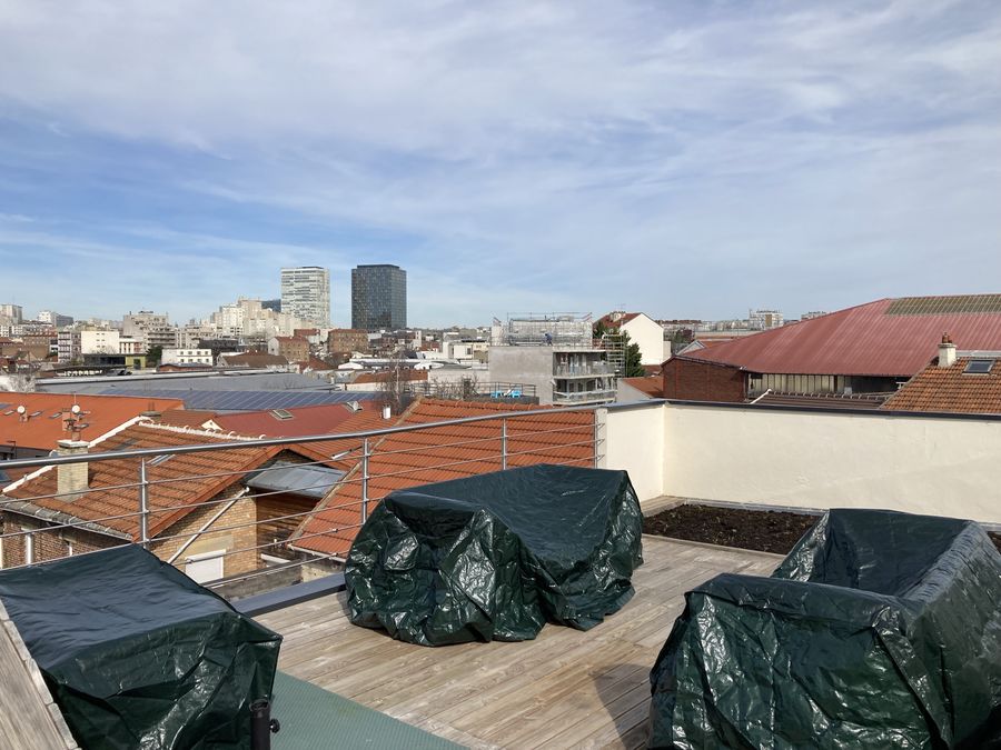 découvrez un appartement unique avec toit-terrasse, offrant une vue imprenable, un espace de vie lumineux et une terrasse idéale pour profiter des journées ensoleillées. parfait pour un style de vie urbain et moderne.
