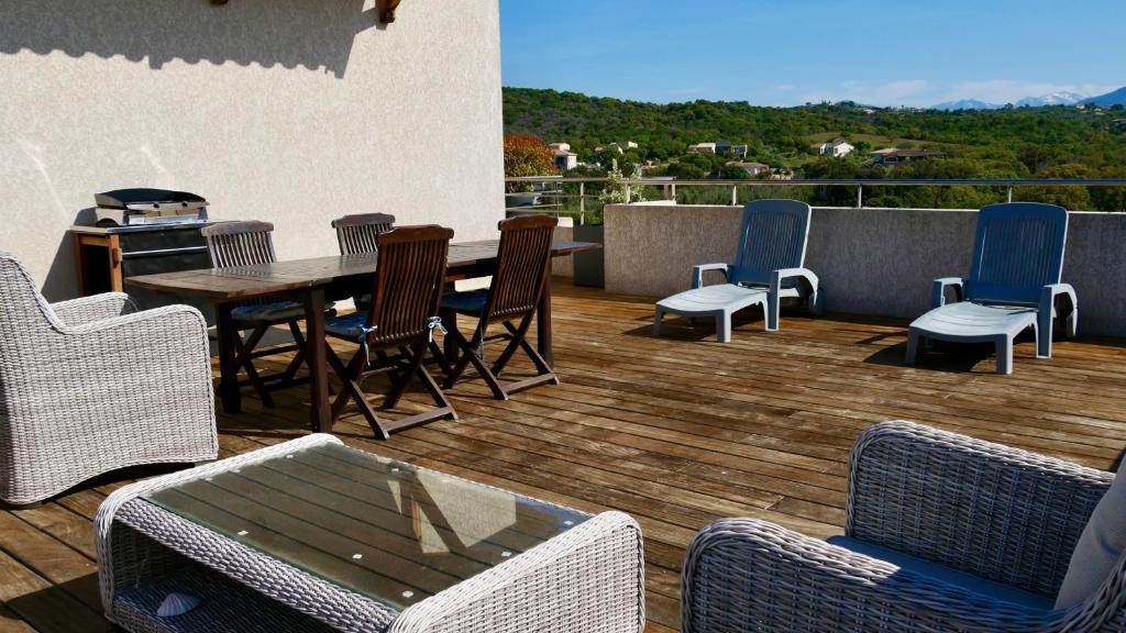 découvrez cet appartement exceptionnel avec toit-terrasse offrant une vue imprenable sur la mer. profitez d'un cadre de vie unique alliant confort moderne et ambiance maritime, idéal pour des moments de détente inoubliables.
