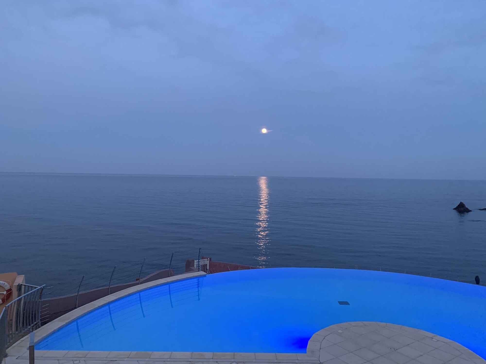 découvrez ce superbe appartement avec toit-terrasse offrant une vue imprenable sur la mer. profitez d'un cadre de vie exceptionnel alliant confort et modernité, idéal pour des moments de détente inoubliables. à proximité des plages et des commodités, cet espace unique est le refuge parfait pour des vacances ou un nouveau chez-soi.