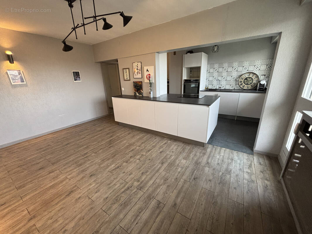 découvrez un appartement exceptionnel avec toit-terrasse à metz, offrant des vues imprenables et un espace de vie moderne. profitez du confort d'un intérieur lumineux et de terrasses privées idéales pour vos moments de détente. un bien rare à ne pas manquer !