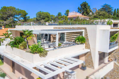 découvrez un magnifique appartement avec toit-terrasse au pradet, offrant des vues imprenables et un cadre de vie agréable. profitez d'un confort moderne et d'une localisation idéale, à proximité des commodités et des plages. une opportunité rare à ne pas manquer !