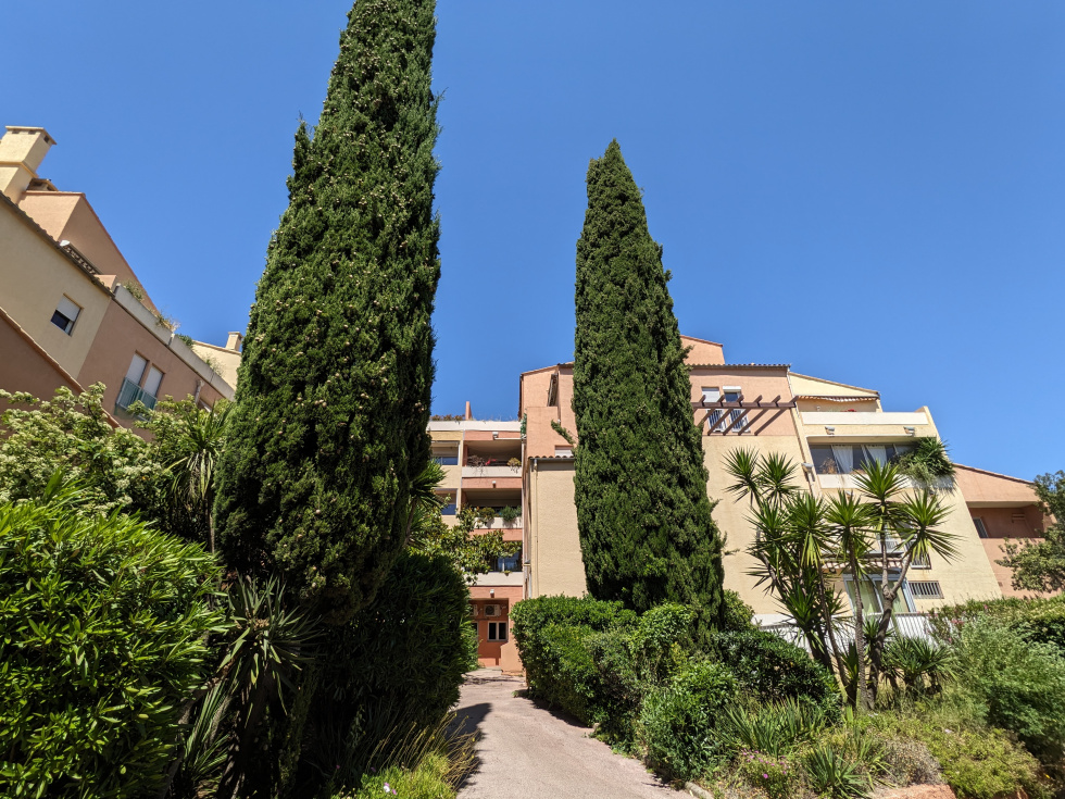 découvrez un magnifique appartement toit-terrasse au pradet, alliant confort moderne et vues imprenables. profitez d'un espace de vie lumineux, d'une terrasse spacieuse pour vos moments de détente et d'une localisation privilégiée proche des commodités et des plages. idéal pour un cadre de vie paisible et agréable.