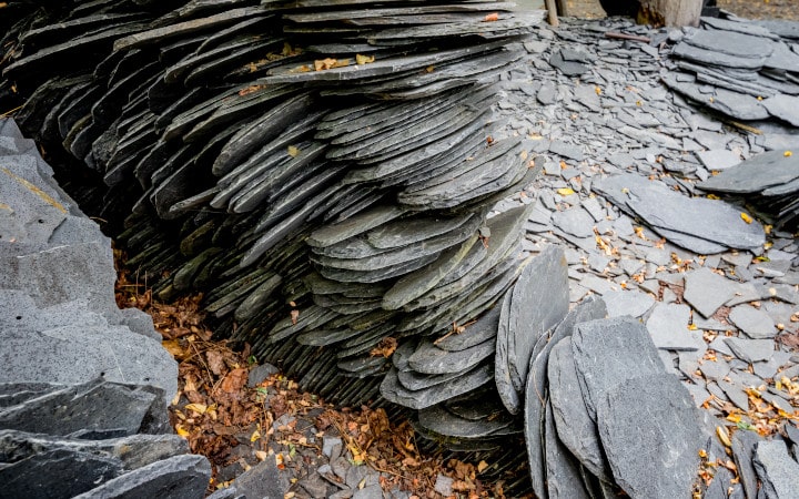 découvrez l'ardoise, une pierre naturelle aux multiples usages, idéale pour la construction, la décoration et même la cuisine. apprenez ses caractéristiques, ses avantages et comment l'intégrer dans vos projets.