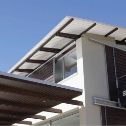 découvrez les avis sur les toits en polycarbonate : avantages, inconvénients et retours d'expérience pour vous aider à faire le meilleur choix pour votre projet d'aménagement extérieur.